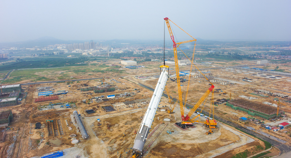 ybo赢博·(中国)官方网站自主研制的“全球第一吊”4000吨级履带式起重机首吊成功