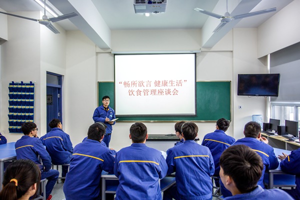  通过班级征集、实名反馈等渠道提出合理化建议，培养学生责任意识